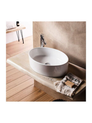 Οβάλ νιπτήρας μπάνιου Tempo της εταιρείας Tema, κατασκευασμένος από πορσελάνη. Η πορσελάνη είναι ένα υλικό υψηλής υγιεινής, διότι είναι ελάχιστα πορώδης και δεν επιτρέπει στα μικρόβια να εισχωρήσουν. Επίσης καθαρίζεται πολύ εύκολα. Το αρνητικό της πορσελάνης, αν και έχει μεγάλη αντοχή στις φθορές, είναι ότι αν ραγίσει ή χτυπηθεί, δεν επισκευάζεται.