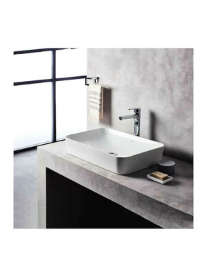 Ορθογώνιος νιπτήρας μπάνιου Ultra της εταιρείας Creavit, κατασκευασμένος από πορσελάνη. Η πορσελάνη είναι ένα υλικό υψηλής υγιεινής, διότι είναι ελάχιστα πορώδης και δεν επιτρέπει στα μικρόβια να εισχωρήσουν. Επίσης καθαρίζεται πολύ εύκολα.